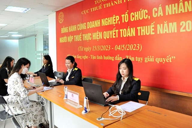 Cán bộ thuế hướng dẫn hồ sơ, thủ tục quyết toán thuế. (Ảnh minh họa: ST).