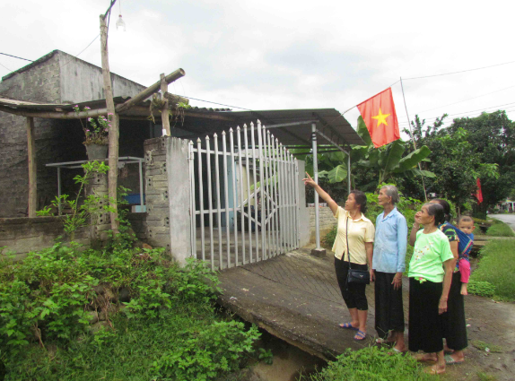 Một đoạn đường thôn bản vừa có điện lưới. (Ảnh: BLC). Một đoạn đường thôn bản vừa có điện lưới. (Ảnh: BLC).