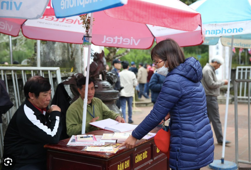 Người dân cung tiến tiền công đức tại Đền Trần (Nam Định). Ảnh: Nguyễn Trọng Tài. Người dân cung tiến tiền công đức tại Đền Trần (Nam Định). Ảnh: Nguyễn Trọng Tài.