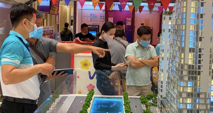 Người dân đi xem mô hình giới thiệu dự án bất động sản. (Ảnh minh họa: ST). Người dân đi xem mô hình giới thiệu dự án bất động sản. (Ảnh minh họa: ST).