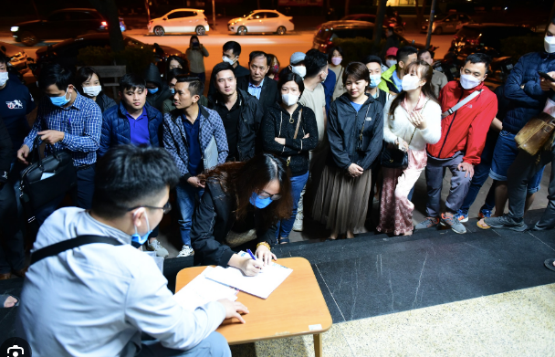 Người dân xếp hàng nộp hồ sơ mua nhà ở xã hội tại Hà Nội. Người dân xếp hàng nộp hồ sơ mua nhà ở xã hội tại Hà Nội.