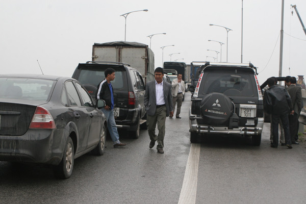 Nhiều người phải raq khỏi xe vì đoạn đường bị ách tắc hàng giờ đồng hồ