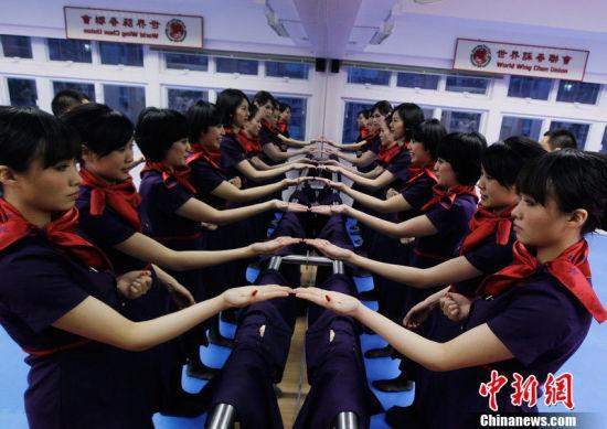 Tiếp viên hàng không của hãng Hong Kong Airlines tập Vịnh Xuân