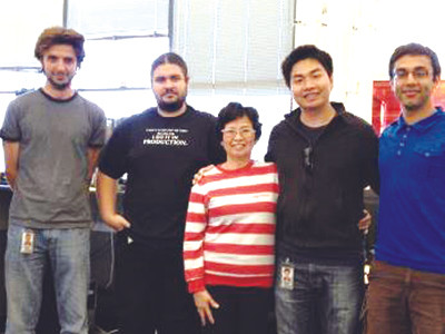 Nguyễn Thành Nhân (thứ hai, phải sang) cùng mẹ và các cộng sự ở Google. Ảnh: Nhân vật cung cấp