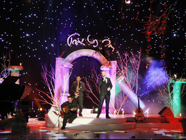 Kyo York mở màn với Hạ trắng. Kyo York mở màn với Hạ trắng.