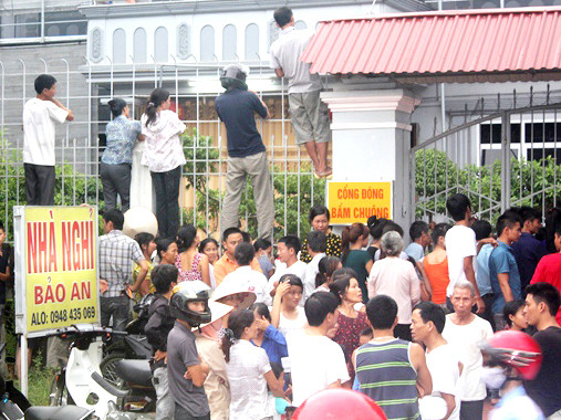 Rất nhiều người dân vây quanh khách sạn nơi đôi nam nữ tự sát để theo dõi vụ việc. Rất nhiều người dân vây quanh khách sạn nơi đôi nam nữ tự sát để theo dõi vụ việc