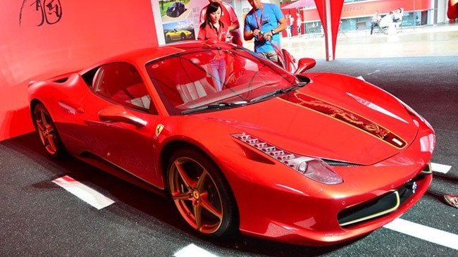 "Ngựa chiến" Ferrari 458 Italia China Limited Edition được bán với giá 5,588 triệu Nhân dân tệ, tương đương 879.000 USD, tại thị trường Trung Quốc .