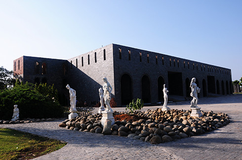 Long Island tọa lạc tại quận 9, TP HCM bao gồm nhiều biệt thự. Anh Vũ Tiến Đôn, chủ nhân, cho biết lâu đài được xây dựng năm 2000 do anh tự thiết kế và tham gia xây công trình, cũng vì thế mà giá thành rẻ hơn rất nhiều