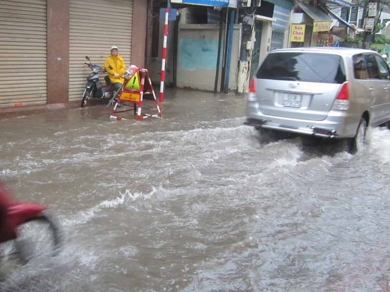 Nhiều tuyến đường như Vũ Trọng Phụng, Triều Khúc bị ngập sâu 
