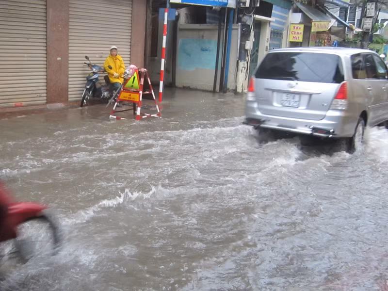 Nhiều tuyến đường như Vũ Trọng Phụng, Triều Khúc bị ngập sâu 