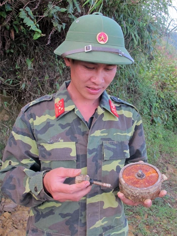 Thượng úy Đỗ Tiến Dũng, phó đại đội trưởng Đại đội Công binh (Bộ chỉ huy quân sự tỉnh Hà Giang) xử lý xong một quả mìn K58. Mìn K58 có bán kính sát thương 1,5m 