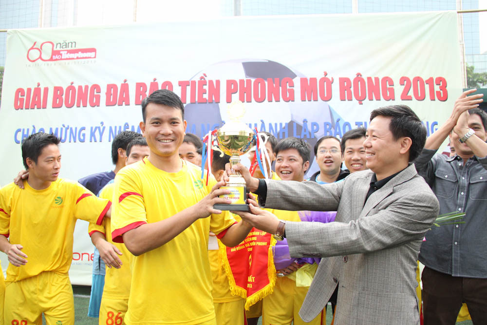 Trao cúp cho đội vô địch