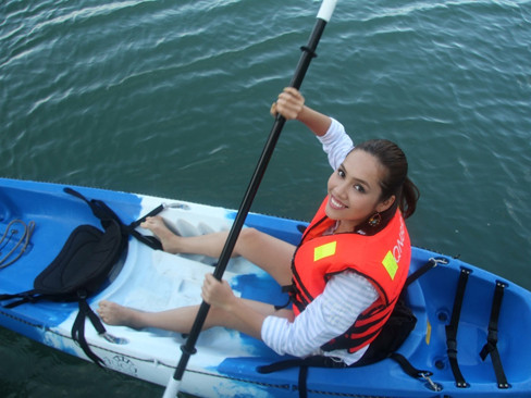 Cô còn thử sức với môn chèo thuyền