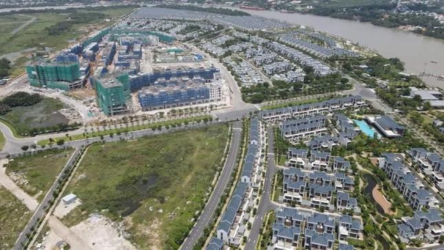 Dự án bao gồm các công trình nhà ở dạng biệt thự, chung cư, trung tâm thương mại, cao ốc văn phòng, khu giải trí, nghỉ dưỡng, sân golf, bến du thuyền…