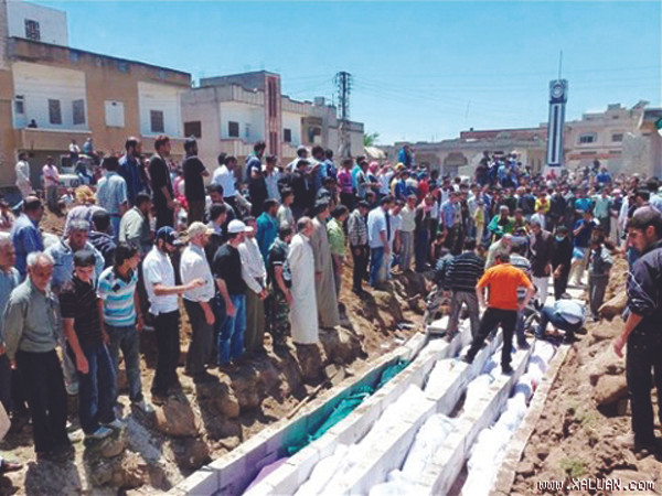 Thi thể nạn nhân vụ thảm sát Houla được đem đi chôn