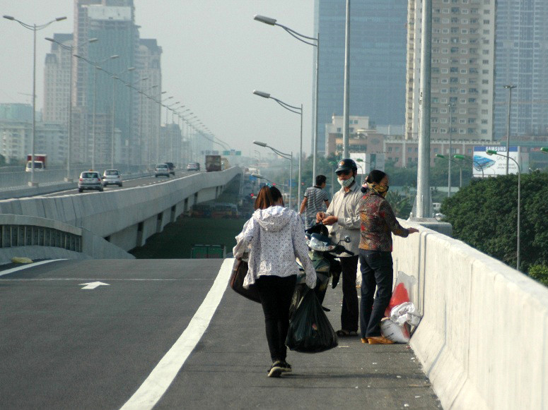 Hành khách cũng thản nhiên đi lại, bất chấp nguy hiểm