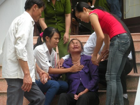 Bà Khuyến khóc ngất lên ngất xuống tại phiên tòa, người nhà phải dìu bà ra ngoài