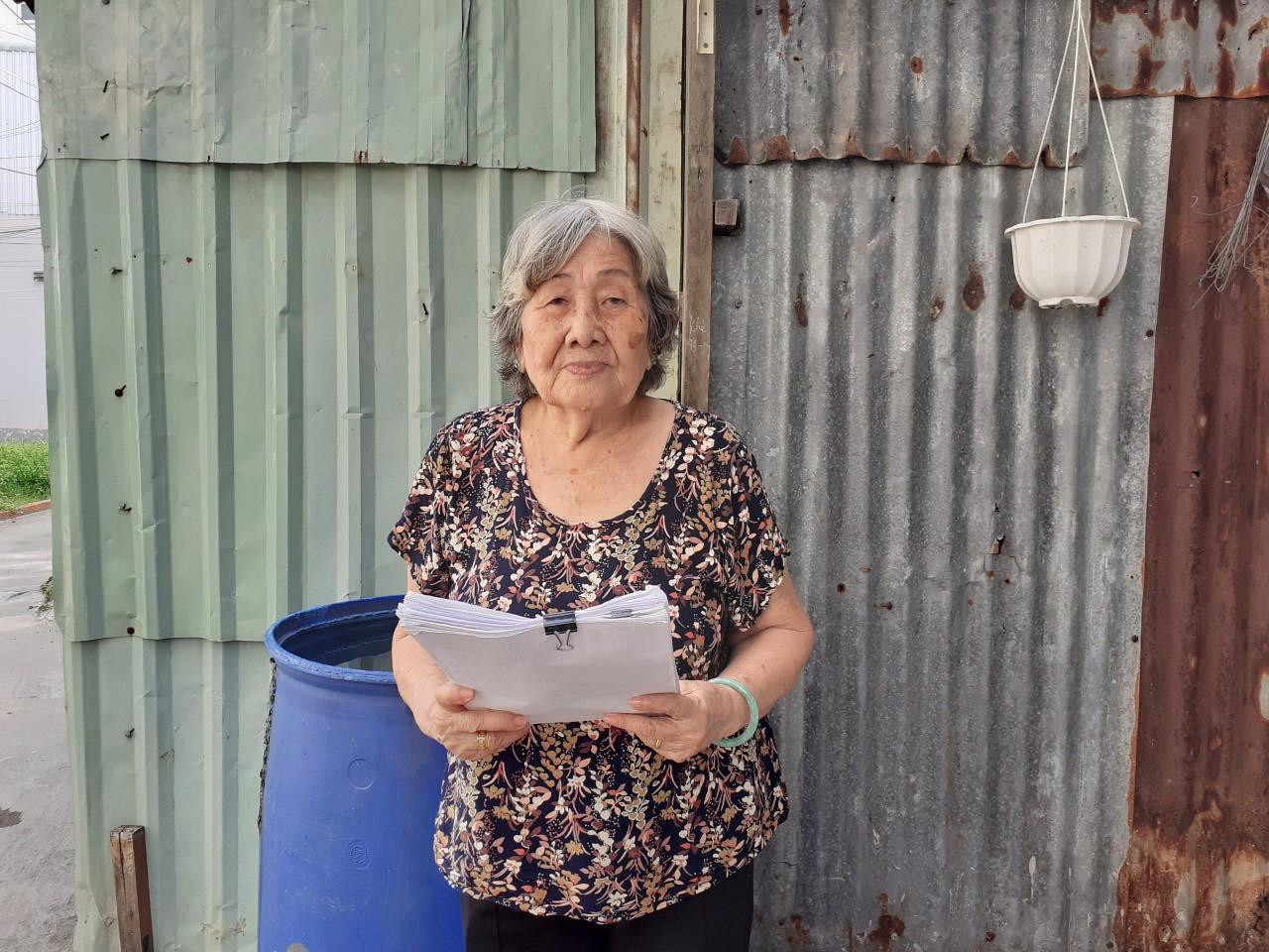 Bà Nguyễn Thị Hạnh mòn mỏi đi đòi đất gần 20 năm nay. Bà Nguyễn Thị Hạnh mòn mỏi đi đòi đất gần 20 năm nay.