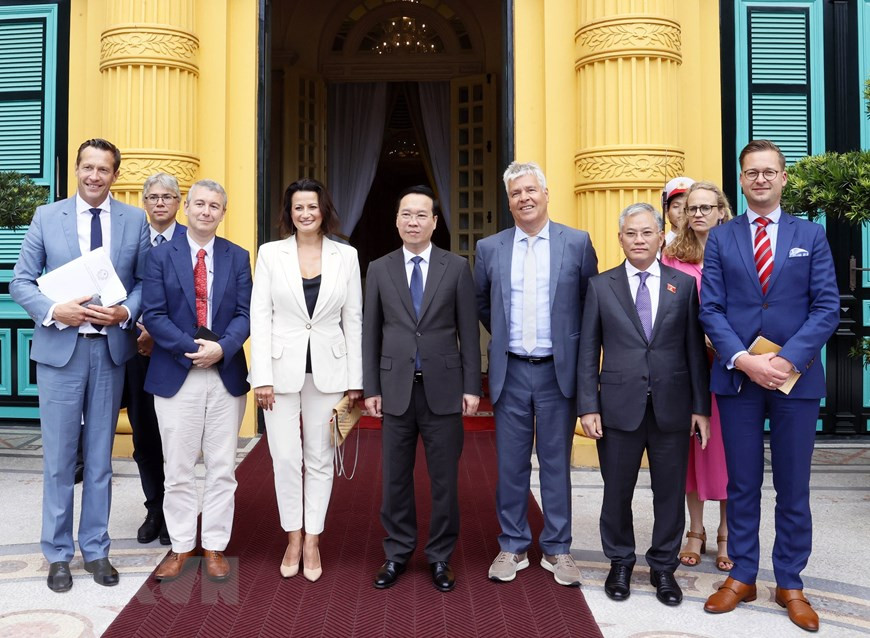 Chủ tịch nước Võ Văn Thưởng và Chủ tịch Thượng viện Bỉ Stephanie D’Hose chụp ảnh chung với các đại biểu. (Ảnh: Thống Nhất/TTXVN) Chủ tịch nước Võ Văn Thưởng và Chủ tịch Thượng viện Bỉ Stephanie D’Hose chụp ảnh chung với các đại biểu. (Ảnh: Thống Nhất/TTXVN)