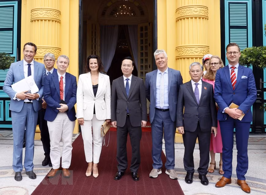 Chủ tịch nước Võ Văn Thưởng và Chủ tịch Thượng viện Bỉ Stephanie D’Hose chụp ảnh chung với các đại biểu. (Ảnh: Thống Nhất/TTXVN) Chủ tịch nước Võ Văn Thưởng và Chủ tịch Thượng viện Bỉ Stephanie D’Hose chụp ảnh chung với các đại biểu. (Ảnh: Thống Nhất/TTXVN)