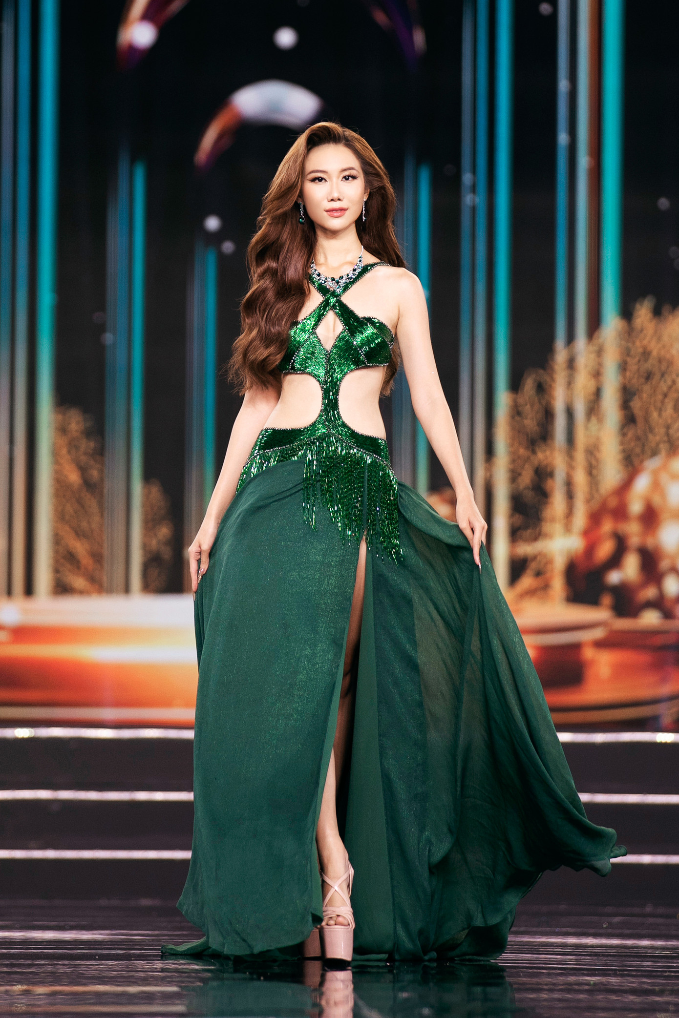Miss Grand TPHCM - Nguyễn Vĩnh Hà Phương chọn thiết kế tông màu xanh với điểm nhấn là chi tiết cut-out khoe vòng eo.