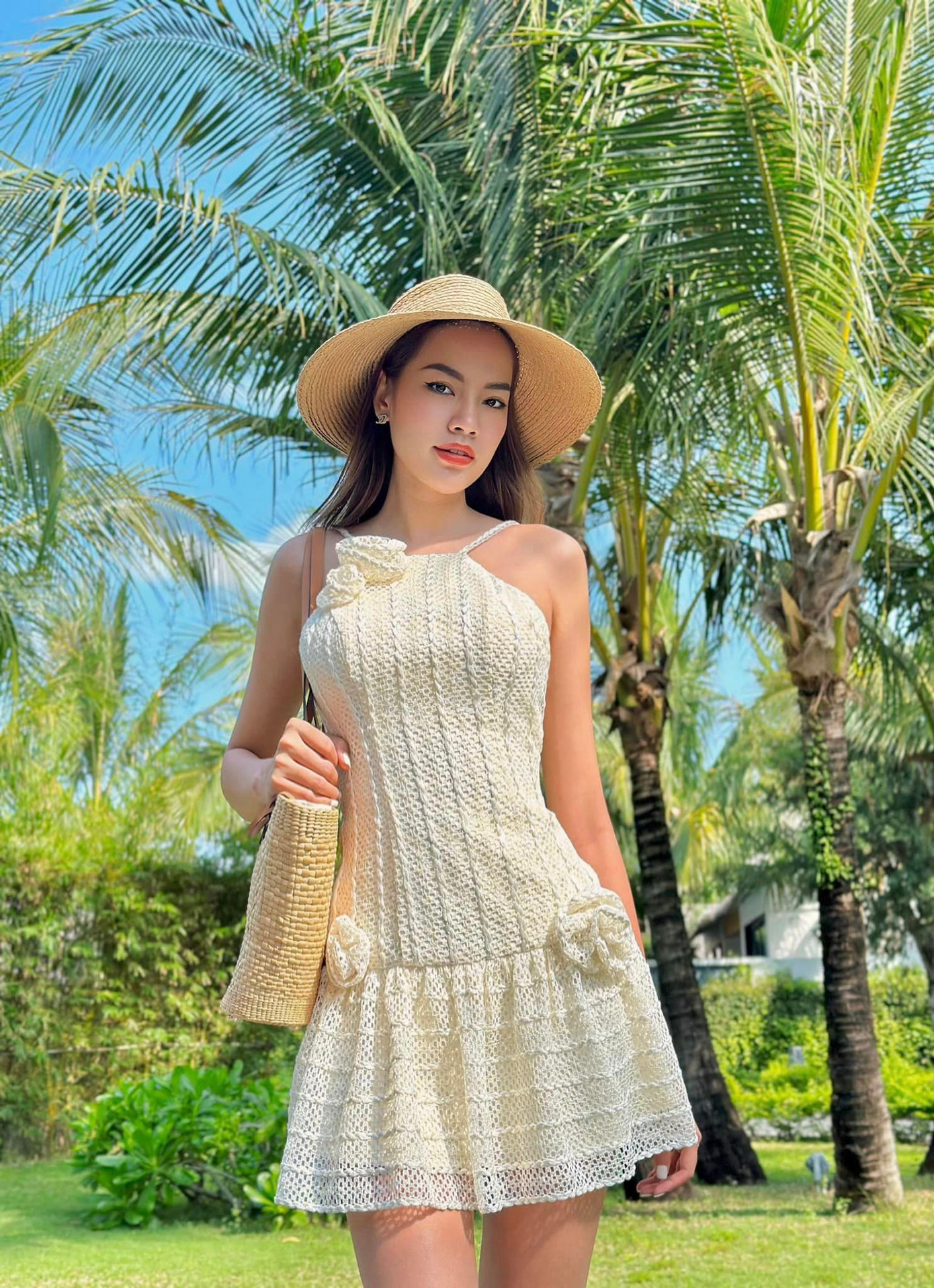 Ngoài đời, Lê Hoàng Phương thích mặc váy áo nhẹ nhàng, nữ tính. Những gam màu trắng, be thường được cô sử dụng khi xuống phố.