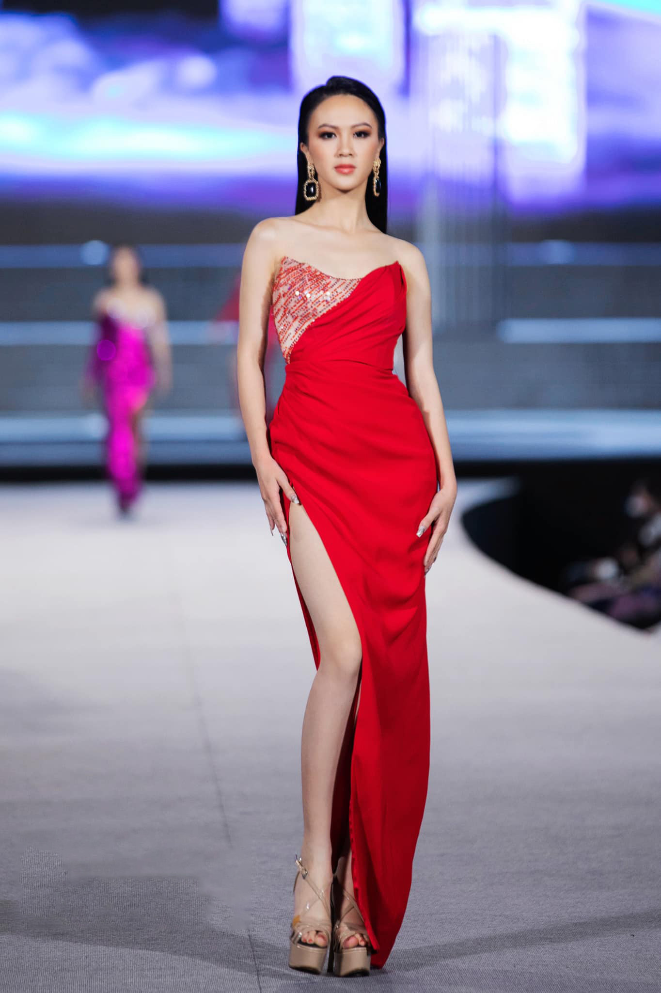 Nhật Lệ năm nay 22 tuổi, cao 1,68 m, có gương mặt sắc sảo.