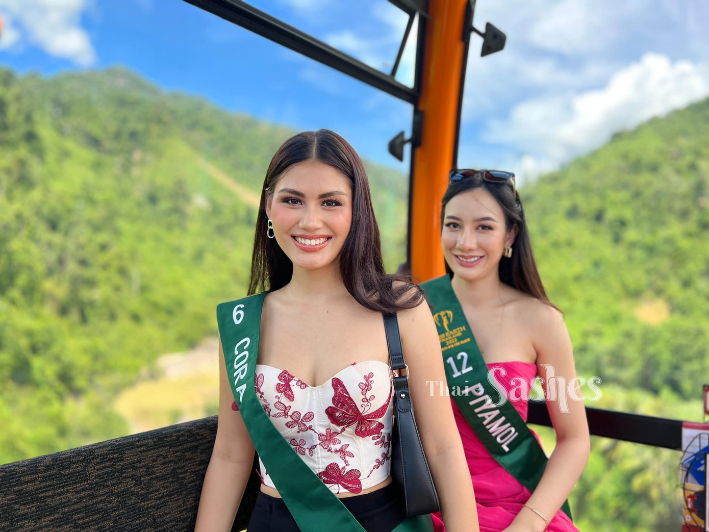 Các người đẹp hào hứng, thích thú khi trải nghiệm cảm giác ngồi cáp treo để lên cầu Vàng.