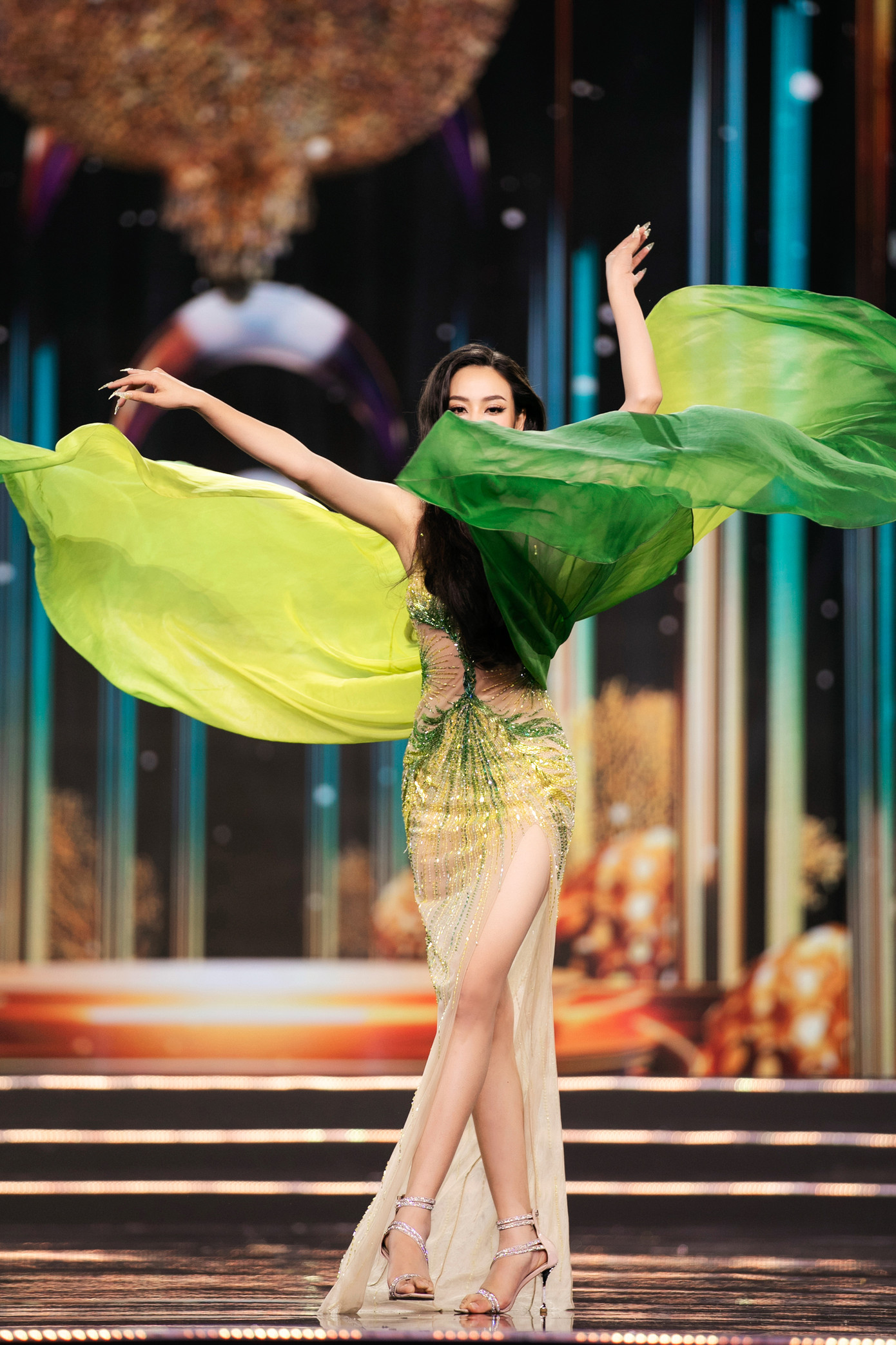 Miss Grand Bình Thuận - Phạm Thị Ánh Vương mặc thiết kế tông màu xanh với phần tà bay bổng, giúp cô có khoảnh khắc xoay người đẹp mắt trên sân khấu.