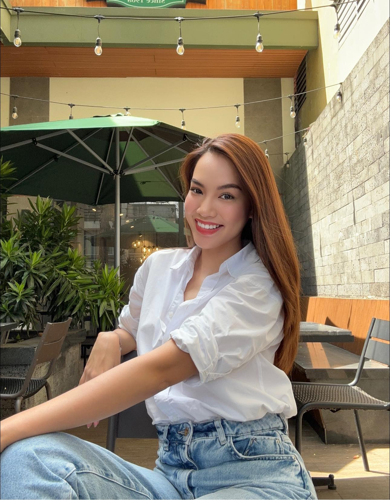 Khác với trên sân khấu, ngoài đời Hoàng Phương được đánh giá có vẻ ngoài cá tính, hiện đại. Cô thường để tóc thẳng, trang điểm nhẹ nhàng và mặc những gam màu trẻ trung.