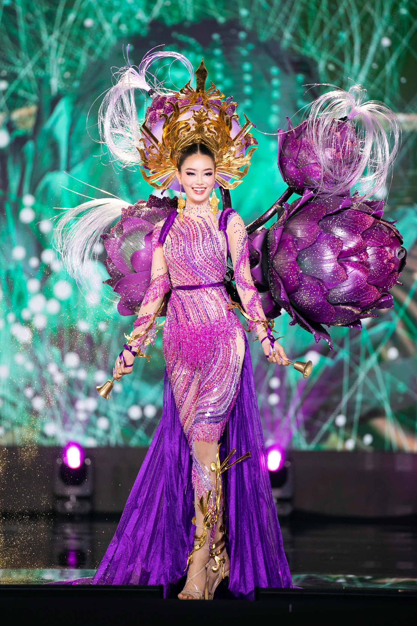 Bên cạnh đó, top 3 thiết kế National Costume đẹp nhất cũng sẽ có cơ hội đồng hành cùng các đại diện Việt Nam tại các cuộc thi nhan sắc quốc tế.