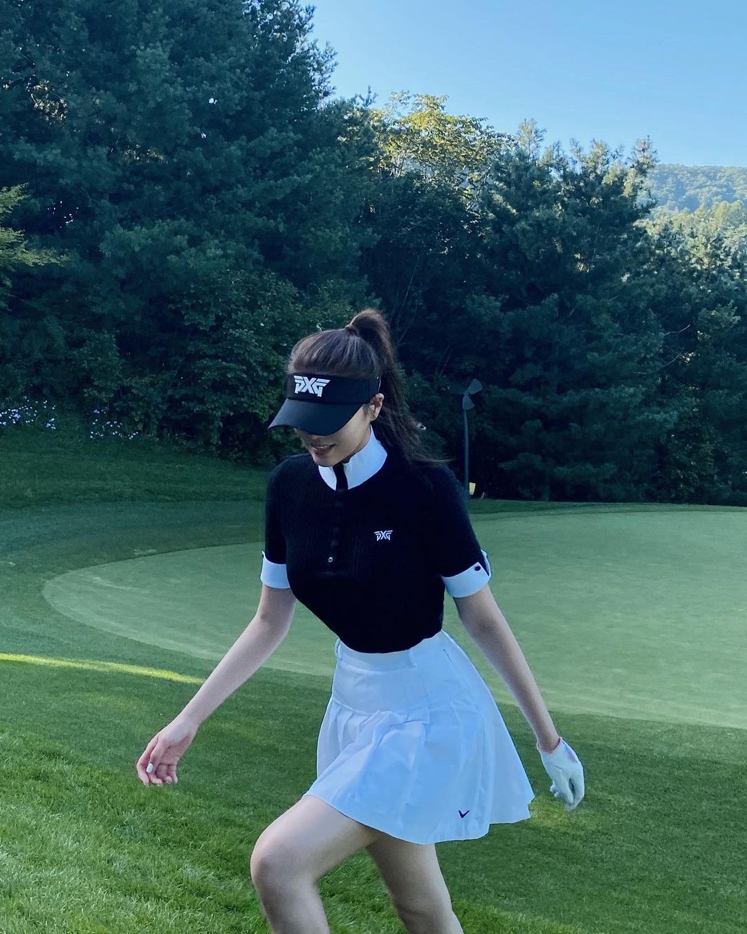 Soyun Kim có sở thích chơi golf và đam mê cưỡi ngựa. Người đẹp chia sẻ những môn thể thao này giúp cô có vóc dáng săn chắc, tinh thần sảng khoái.