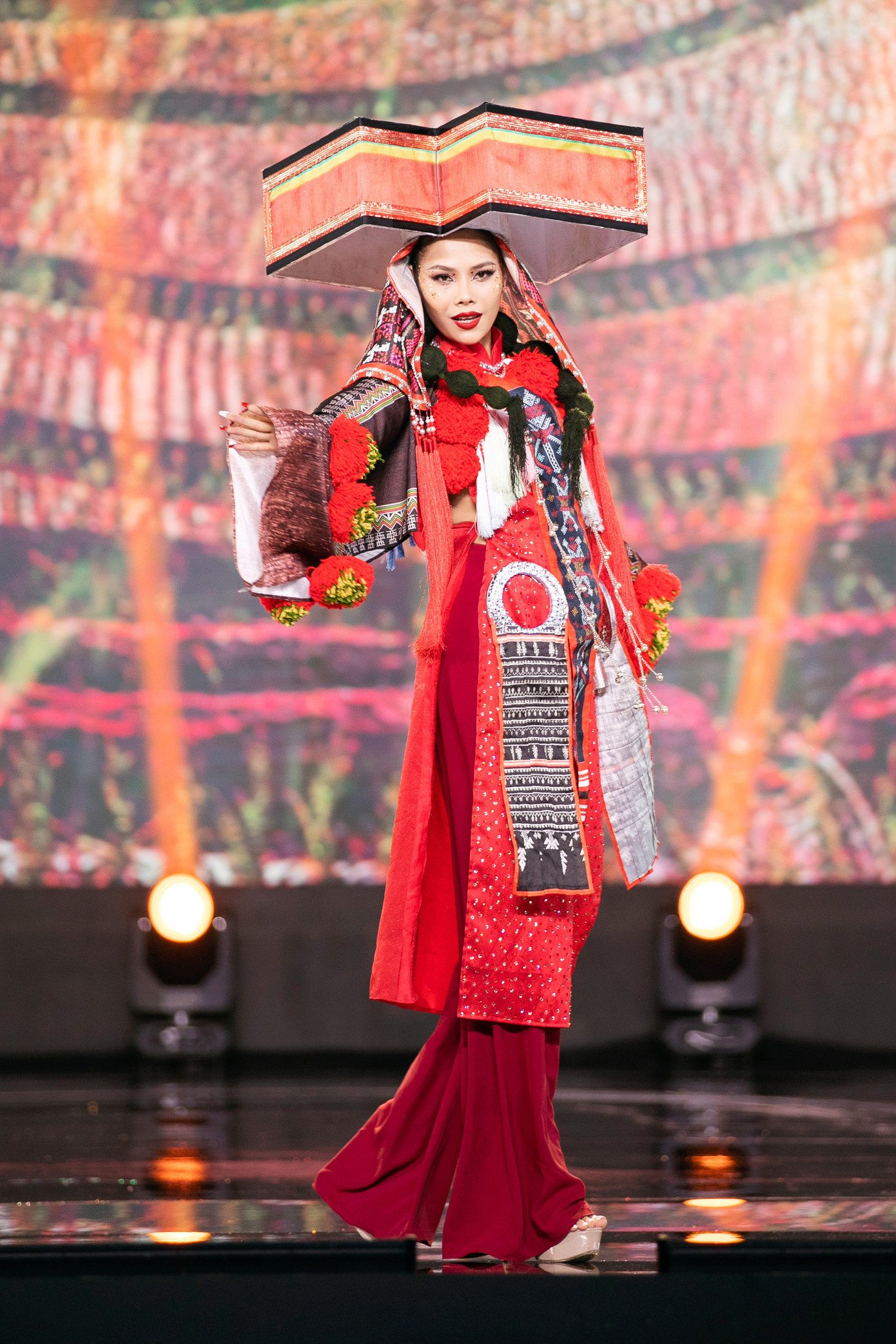 59 bộ trang phục được các nhà thiết kế mang đến cuộc thi năm nay đều được đầu tư chỉn chu với kinh phí lớn, lên tới hàng chục triệu đồng.