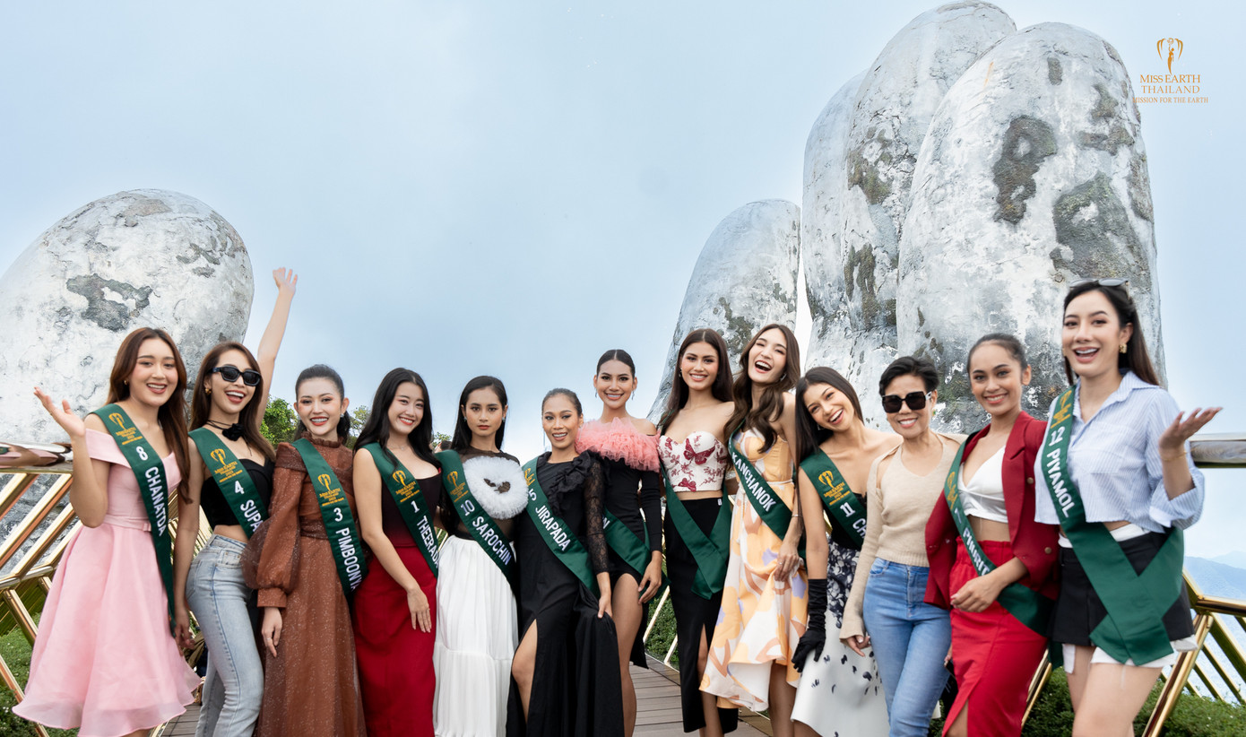 Trước đó, 12 thí sinh có dịp tham quan danh lam thắng cảnh nổi tiếng ở Đà Nẵng. Họ cũng chụp ảnh check-in ở cây cầu Vàng nổi tiếng.