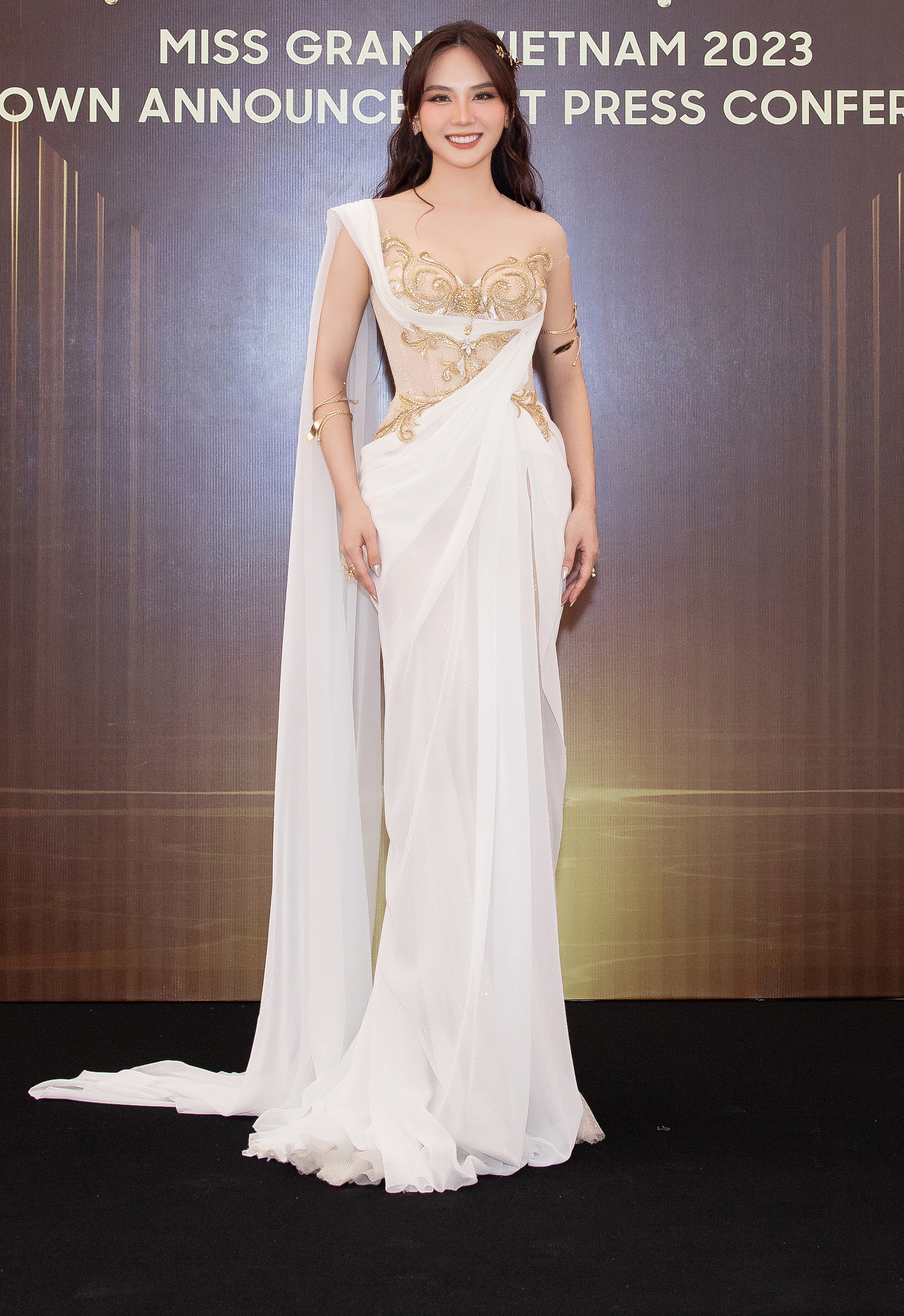 Hoa hậu Bảo Ngọc diện váy tông màu đỏ, Hoa hậu Mai Phương nền nã với sắc trắng, trong khi đó Hoa hậu Lương Thùy Linh chọn tông màu vàng gold nổi bật.