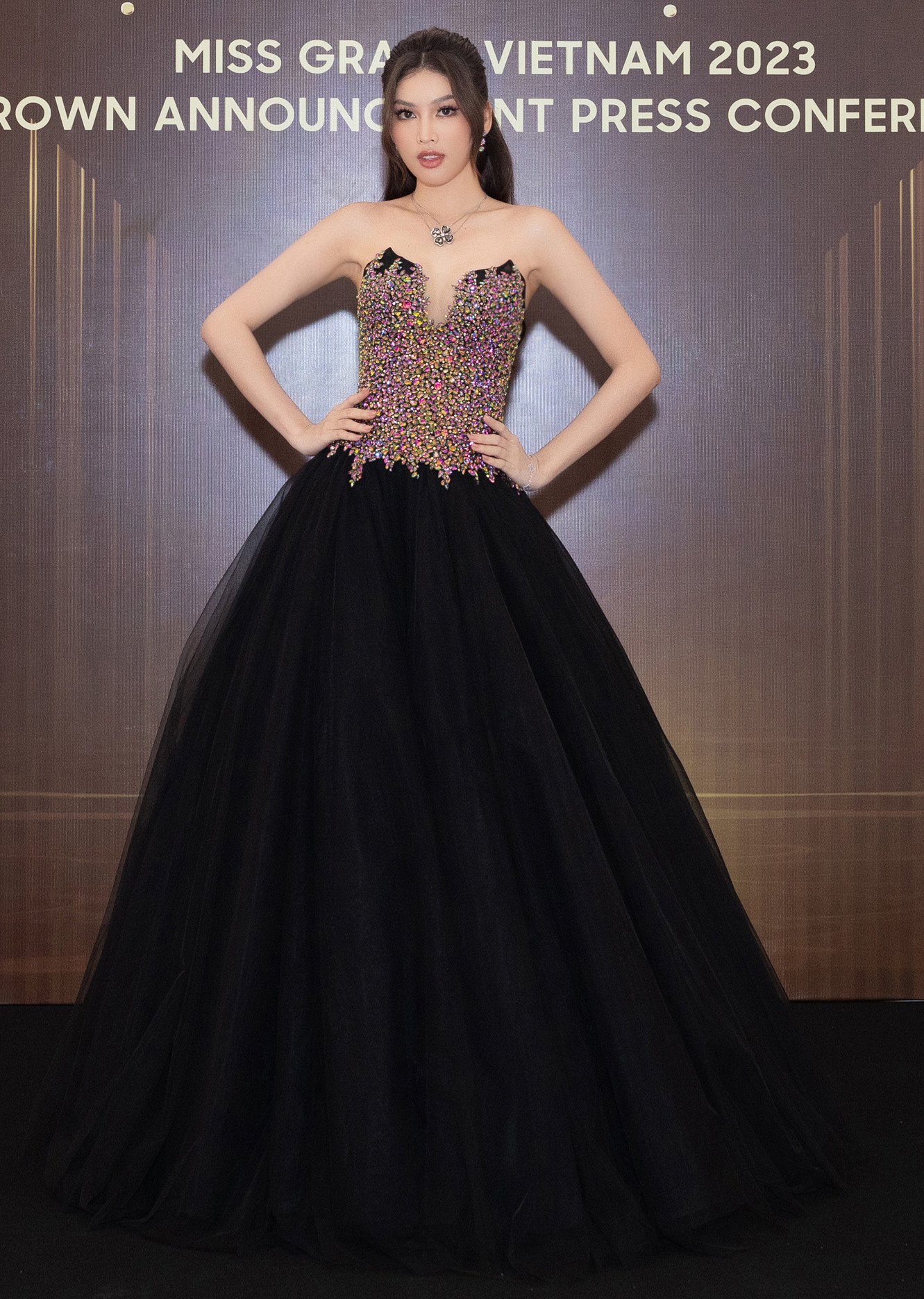 Á hậu Phương Nhi thay đổi phong cách với thiết kế tông màu đỏ - đen. Á hậu Ngọc Thảo diện váy cúp ngực quyến rũ.