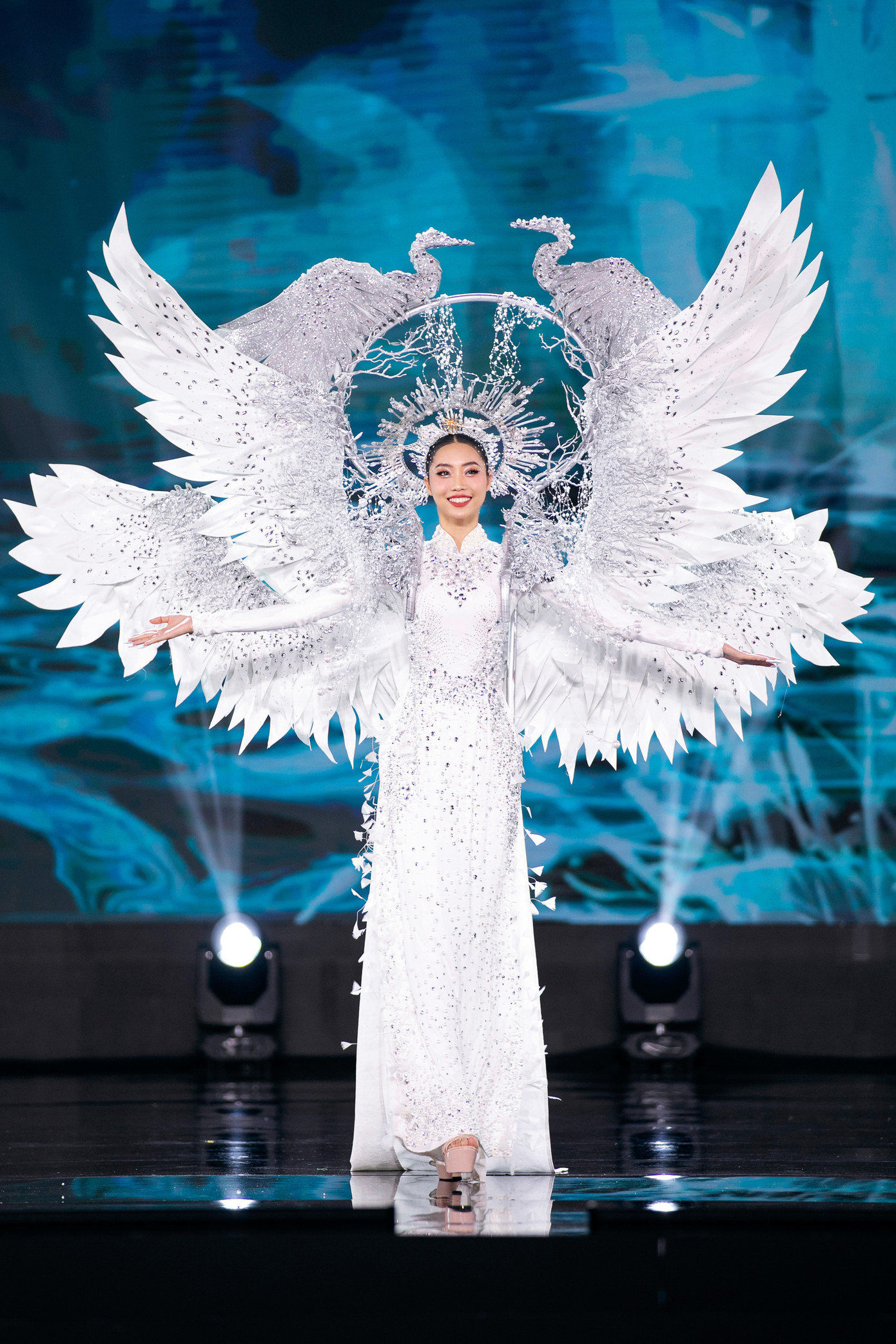 Đêm thi National Costume nằm trong khuôn khổ cuộc thi Miss Grand Vietnam - Hoa hậu Hòa bình Việt Nam 2023 đã diễn ra vào ngày 19/8 tại Nhà thi đấu Phú Thọ, TPHCM. Phần thi năm nay có sự góp mặt của dàn Hoa, Á hậu kết hợp cùng 44 thí sinh đã tạo nên một đêm trình diễn ấn tượng.