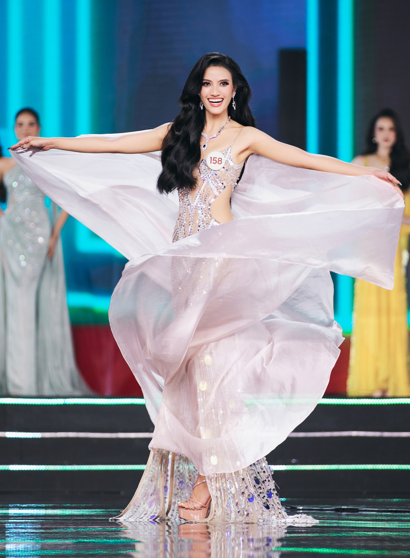 Trương Quý Minh Nhàn là thí sinh gây chú ý với IELTS 8.0. Minh Nhàn cao 1,72 m, số đo ba vòng 81-63-92 cm. Cô là nhân tố hứa hẹn mang lại nhiều sự bất ngờ đêm chung kết.