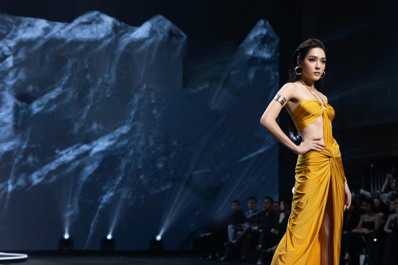 Hồng Hạnh tự tin khi trình diễn trong đêm thi thời trang của Hoa hậu Hòa bình Việt Nam 2023. Cô gây chú ý với những sải bước tự tin, thần thái kiêu sa. So với lần đầu thi Hoa hậu Hòa bình Việt Nam, Hồng Hạnh được nhận xét tiến bộ và hoàn thiện hơn về mọi mặt.