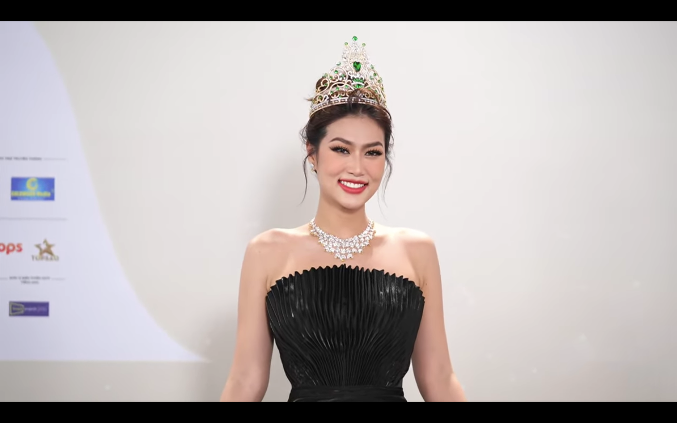 Hoa hậu Thiên Ân, Hoa hậu Thuỳ Tiên đọ sắc trên thảm đỏ đêm chung kết.