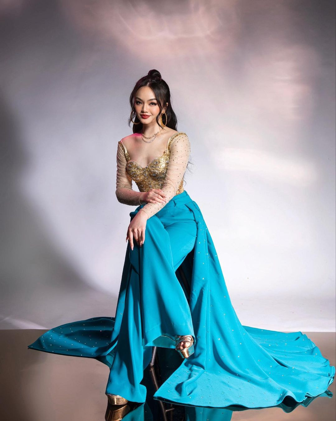 Người đẹp gốc Việt từng chia sẻ về lý do tham dự cuộc thi Hoa hậu Hoàn vũ Canada 2023: “Tôi mong muốn thi sắc đẹp từ lâu vì thông qua đó có thể giúp đỡ mọi người xung quanh bằng nhiều dự án cộng đồng mà mình thực hiện. Tôi nghĩ rằng nếu có danh hiệu thì đó là nền tảng giúp tôi tạo được sức ảnh hưởng nhiều hơn, dễ lan tỏa những hoạt động tốt đẹp, kết nối xã hội”.