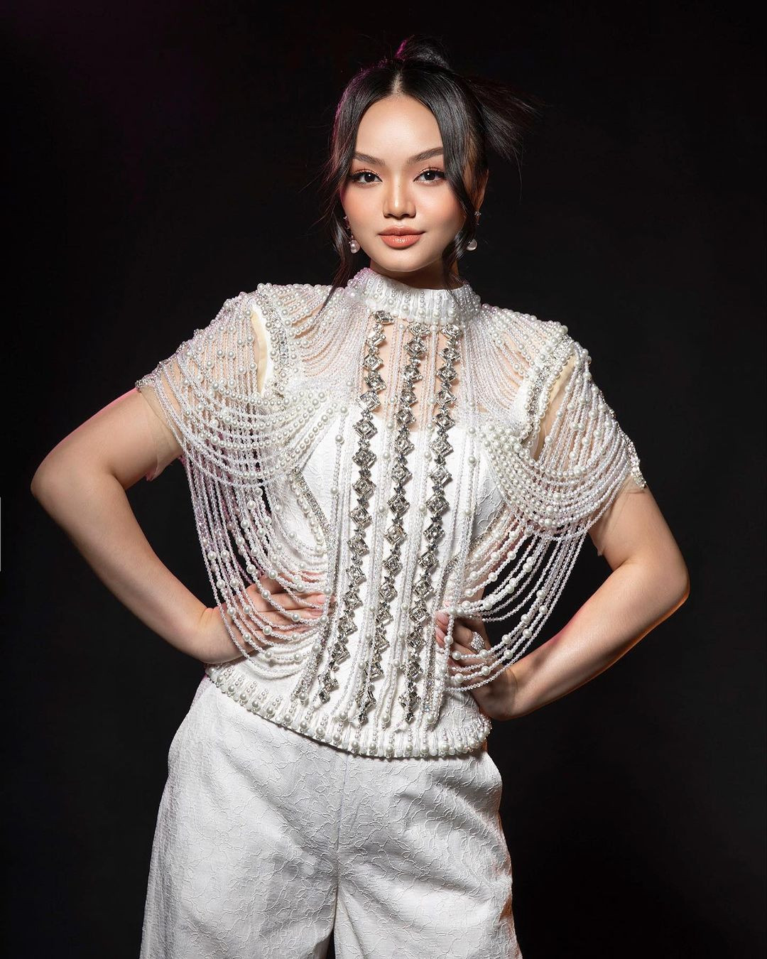 Người đẹp thông thạo tiếng Anh, Tây Ban Nha và có khả năng hát, chơi đàn, nhảy… Cô yêu thích du lịch và dạy học cho trẻ em, đặc biệt là trẻ em khuyết tật.