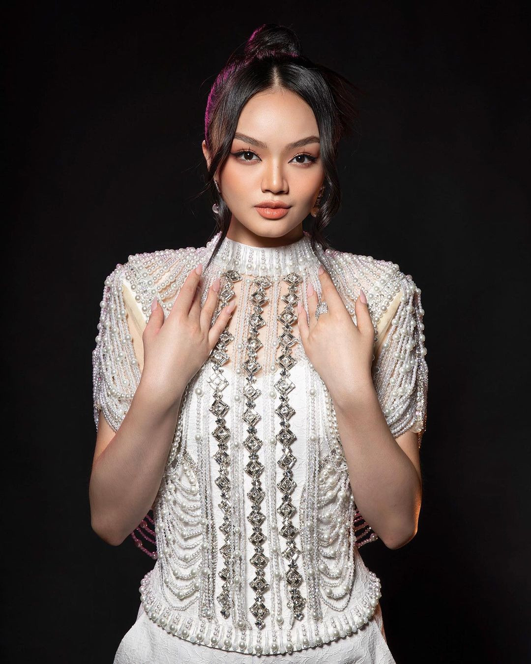 Người đẹp thông thạo tiếng Anh, Tây Ban Nha và có khả năng hát, chơi đàn, nhảy… Cô yêu thích du lịch và dạy học cho trẻ em, đặc biệt là trẻ em khuyết tật.