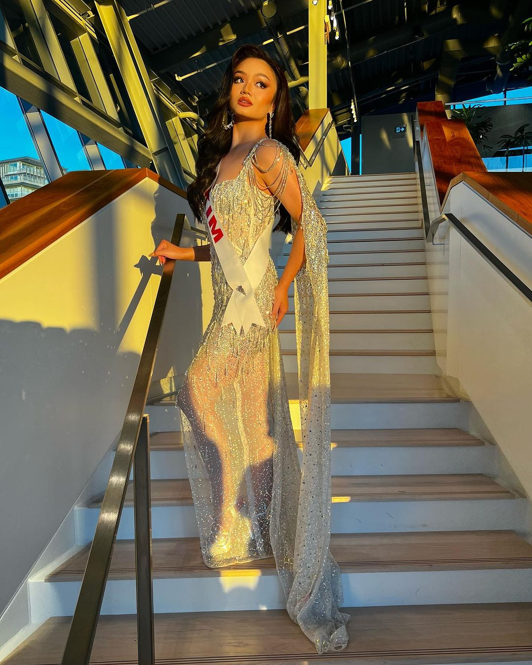 Người đẹp gốc Việt diện bộ váy dạ hội sequin tông màu bạc với điểm nhấn là phần tà bay bổng. Với phong độ ổn định qua nhiều phần thi, Hoàng Kim được xướng tên vào top 5 và cuối cùng giành ngôi Á hậu 3.