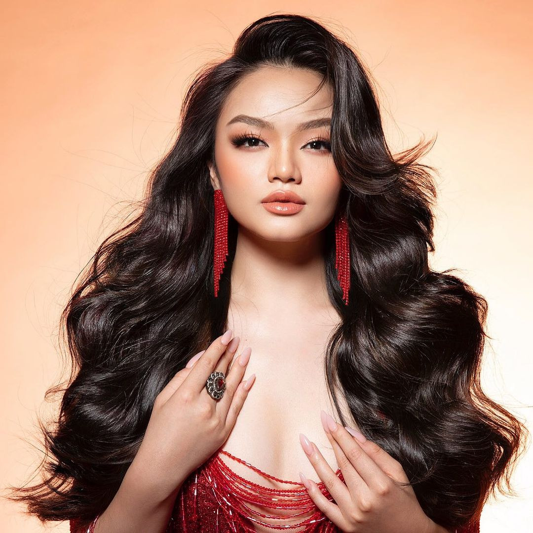 Đỗ Hoàng Kim sinh năm 2002, cao 1,7 m, có nhan sắc được đánh giá hiện đại và cá tính. Cô hiện theo học bằng truyền thông và báo chí tại đại học Mount Royal.