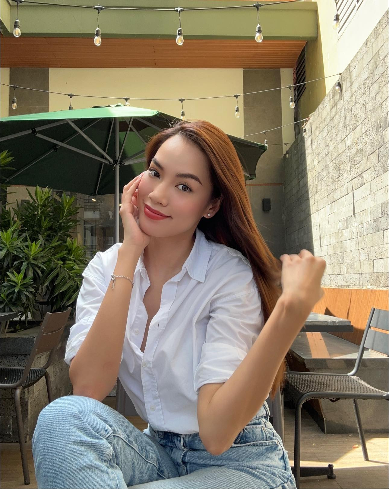 Khác với trên sân khấu, ngoài đời Hoàng Phương được đánh giá có vẻ ngoài cá tính, hiện đại. Cô thường để tóc thẳng, trang điểm nhẹ nhàng và mặc những gam màu trẻ trung.