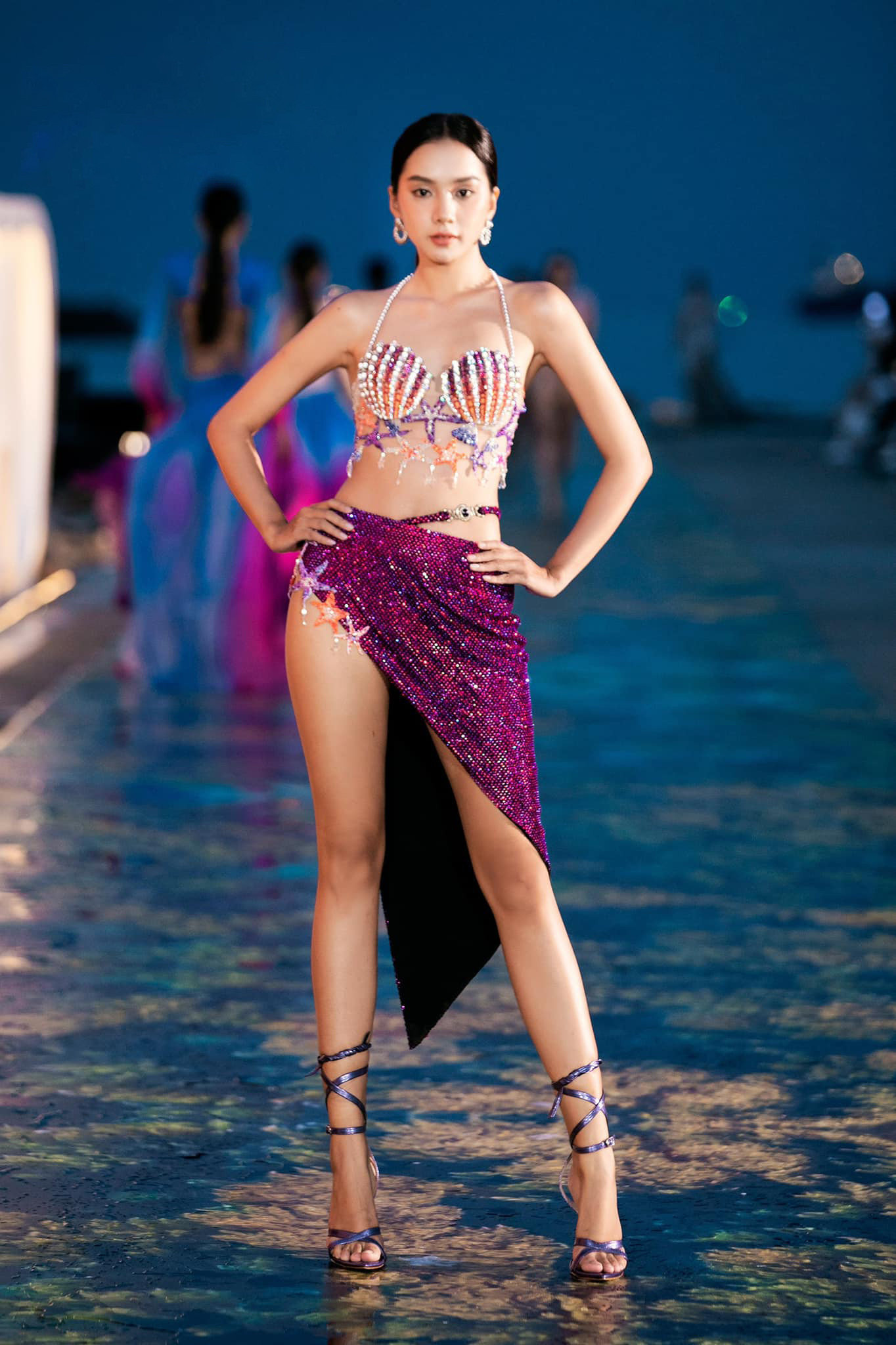 Bích Thùy năm nay 22 tuổi, quê Đắk Lắk, cao 1,73 m. Cô hiện là gương mặt người mẫu quen thuộc trên các sàn catwalk và đắt show chụp ảnh.