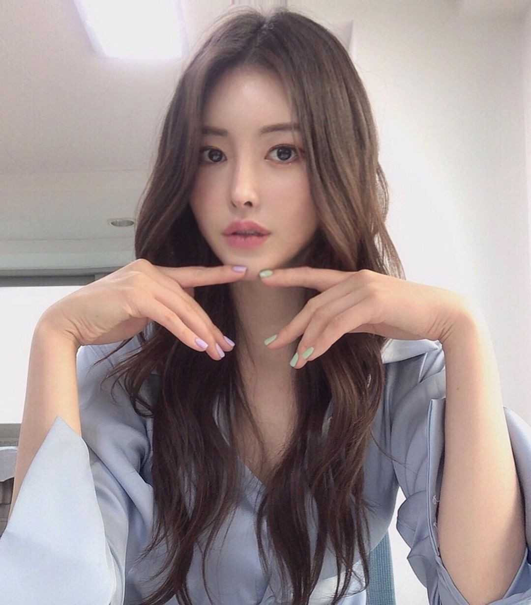 Ngoài đời thường, người đẹp ăn mặc trẻ trung và dễ thương. Vẻ ngoài của người đẹp 28 tuổi được so sánh như nữ sinh cấp 3.