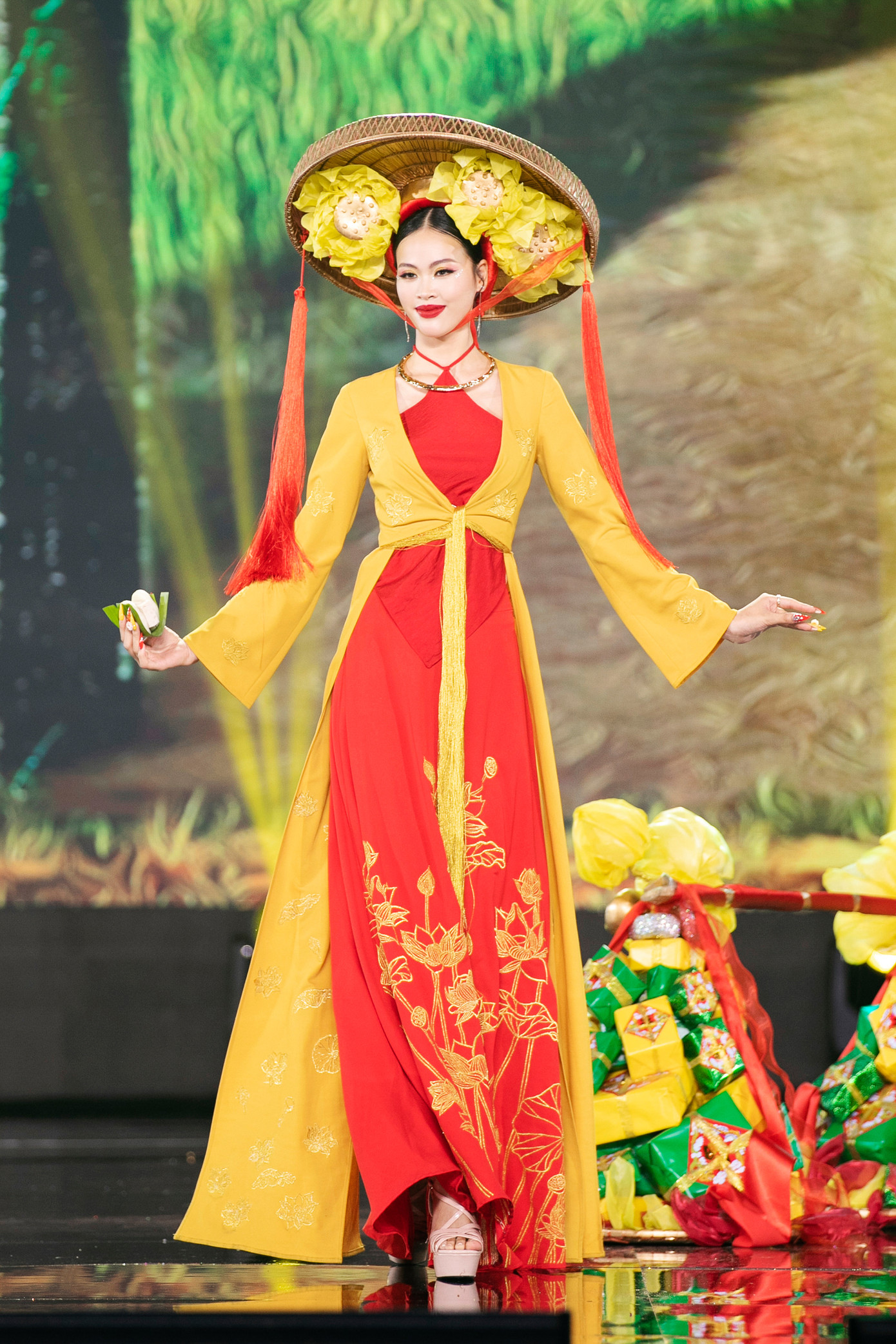 59 bộ trang phục được các nhà thiết kế mang đến cuộc thi năm nay đều được đầu tư chỉn chu với kinh phí lớn, lên tới hàng chục triệu đồng.