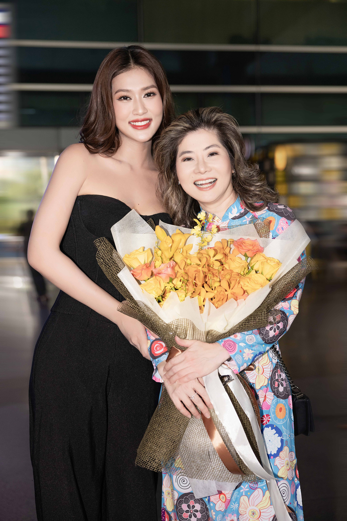 Bà Teresa Chaivisut - phó chủ tịch Miss Grand International diện váy hoa rực rỡ khi xuất hiện ở sân bay. Trước đó, ông Nawat - chủ tịch cuộc thi Miss Grand International cũng tới Việt Nam vào ngày 25/8 để tham dự đêm chung kết.
